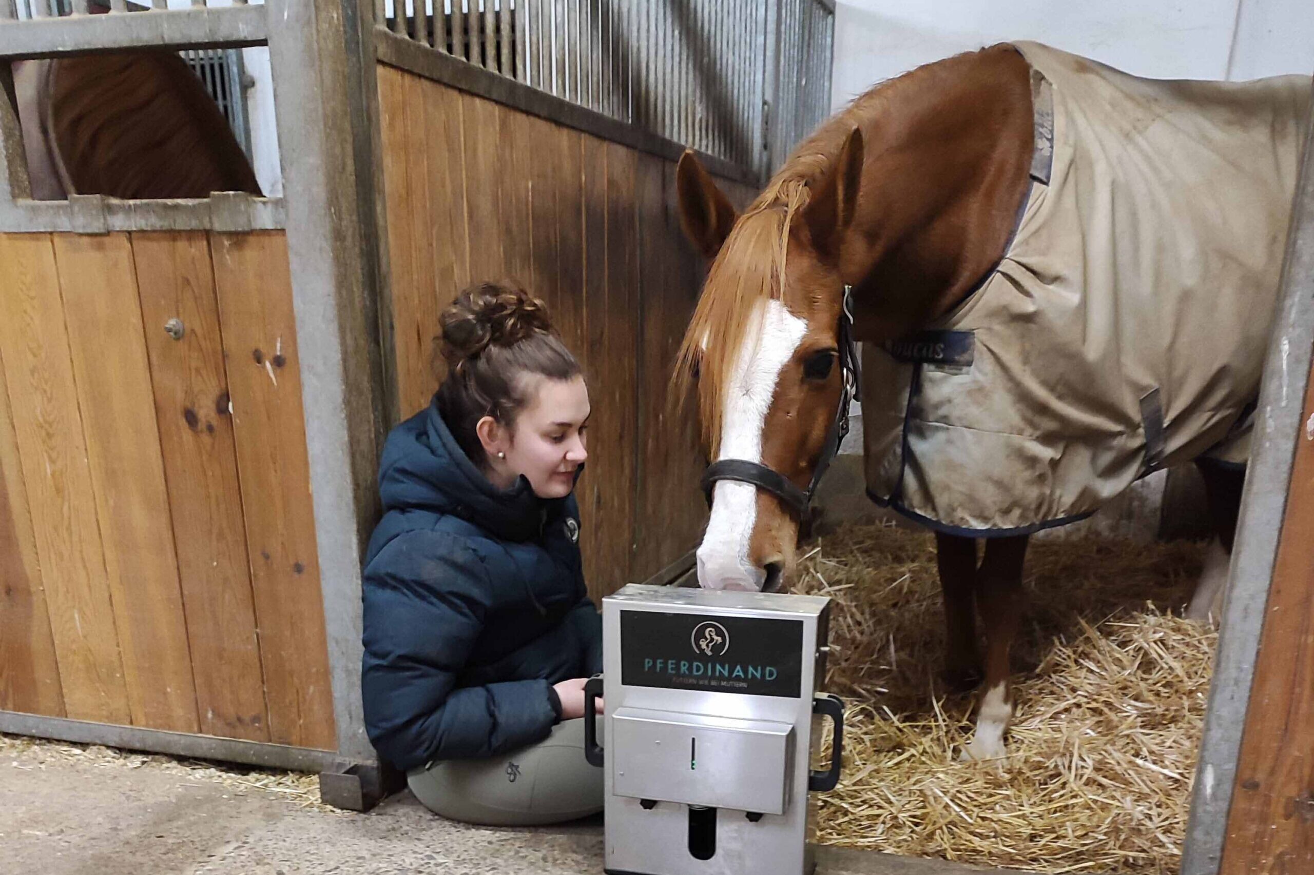 Zufriedene Kundin mit dem Pferdinand- dem Futtermittelautomaten und mit ihrem Pferd