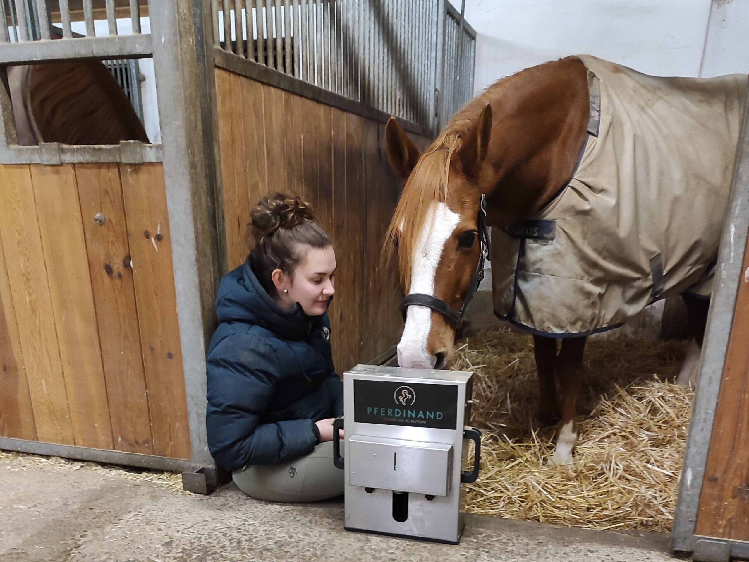 Zufriedene Kundin mit dem Pferdinand- dem Futtermittelautomaten und mit ihrem Pferd