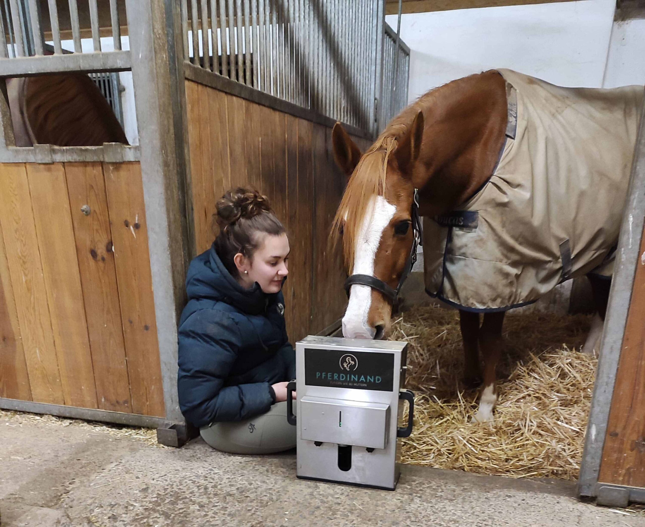 Zufriedene Kundin mit dem Pferdinand- dem Futtermittelautomaten und mit ihrem Pferd